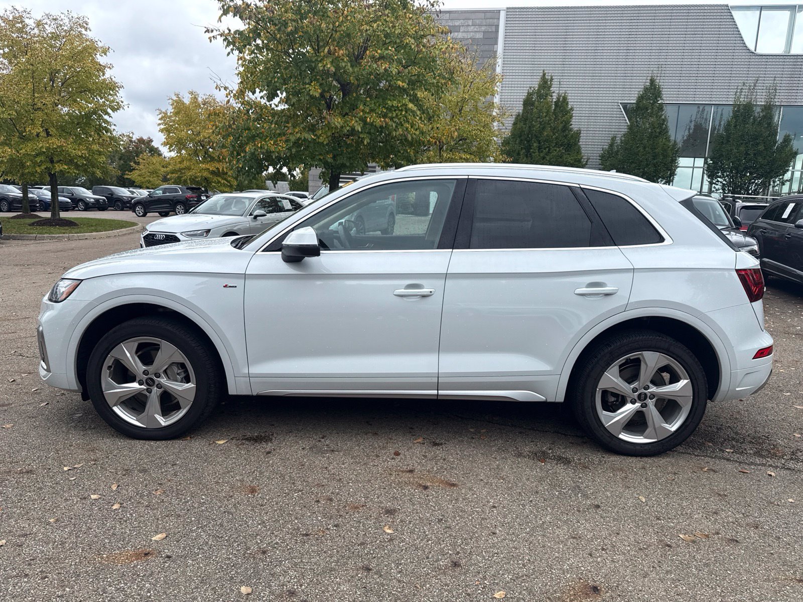 Used 2023 Audi Q5 2.0T Premium Plus w/ Premium Plus Package AWD/4WD image 2
