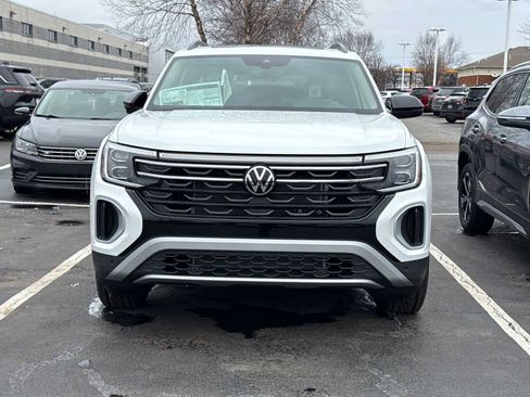 New 2026 Volkswagen Atlas Peak Edition image 2