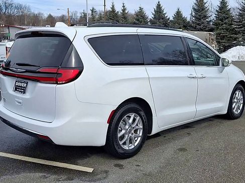 Certified 2022 Chrysler Pacifica Touring-L image 8