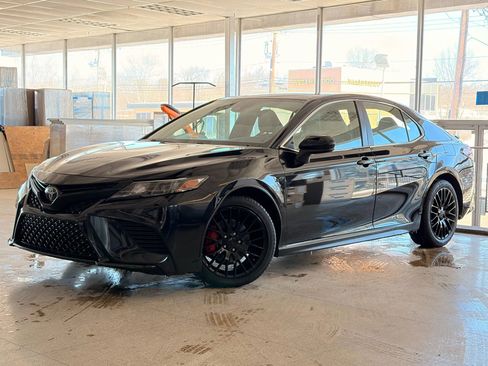 Used 2019 Toyota Camry SE image 1