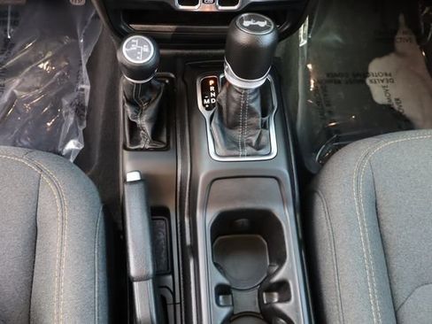 Used 2024 Jeep Wrangler Unlimited Sahara AWD/4WD image 33
