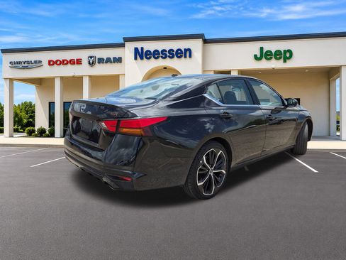 Used 2024 Nissan Altima 2.5 SR FWD image 7