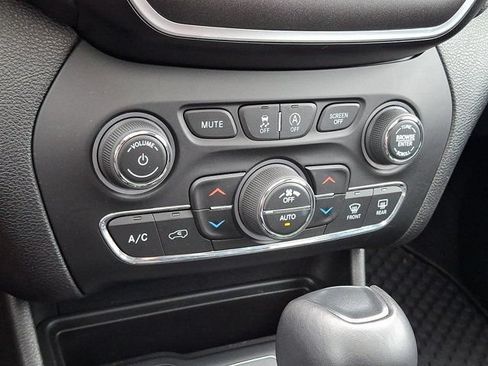 Used 2019 Jeep Cherokee Trailhawk w/ Comfort/Convenience Group AWD/4WD image 21