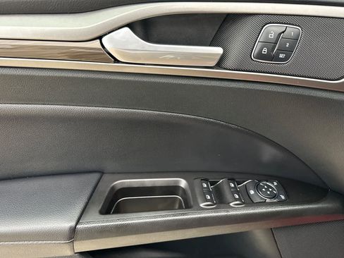 Used 2017 Ford Fusion SE w/ Fusion SE Technology Package image 10