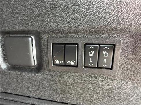 Used 2023 Chevrolet Suburban Premier image 43