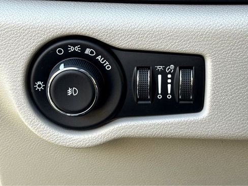 Used 2019 Chrysler Pacifica Touring-L w/ Tire & Wheel Group image 17