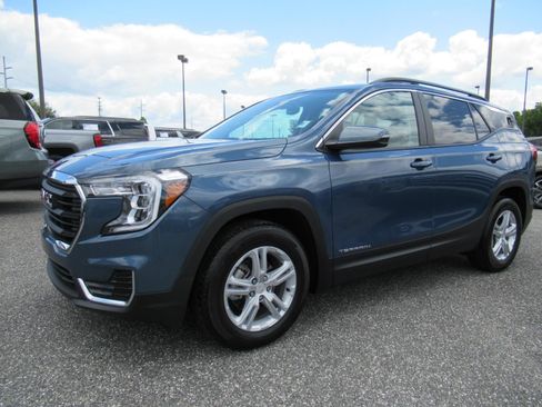Used 2024 GMC Terrain SLE w/ Driver Convenience Package FWD image 3