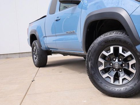 Used 2019 Toyota Tacoma TRD Off-Road AWD/4WD image 3