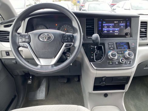 Used 2017 Toyota Sienna LE image 9