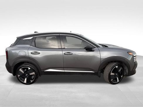 Certified 2025 Nissan Kicks SR FWD image 9