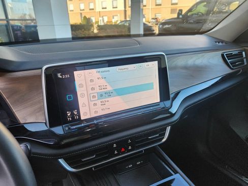 Used 2025 Volkswagen Atlas SE image 16