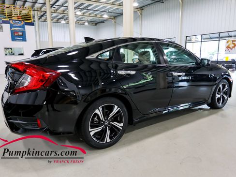 Used 2017 Honda Civic Touring image 3