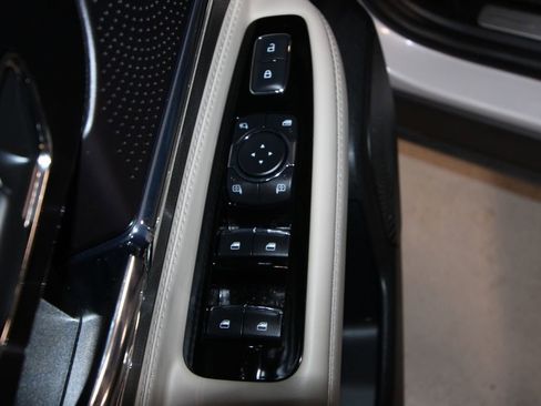 Used 2025 Lincoln Corsair AWD image 6