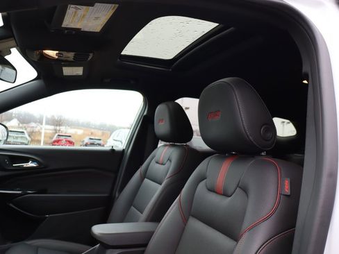 Used 2025 Chevrolet Trax RS w/ Sunroof Package image 27