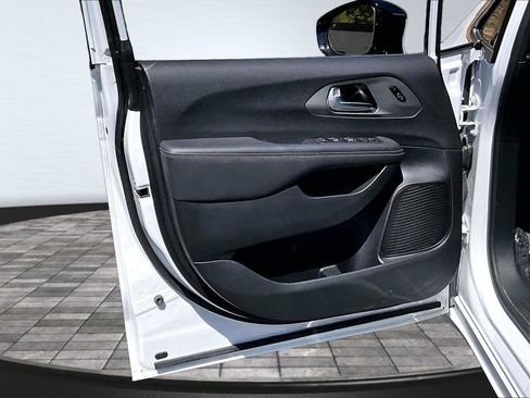 Used 2025 Chrysler Pacifica Select FWD image 24