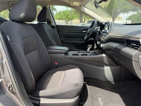 Used 2025 Nissan Altima 2.5 SV FWD image 37