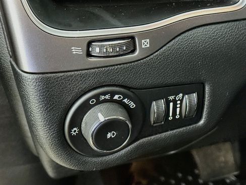Used 2019 Jeep Cherokee Latitude Plus w/ Cold Weather Group AWD/4WD image 12