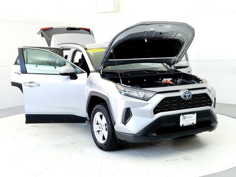 Used 2021 Toyota RAV4 LE w/ Carpet Mat Package (TMS) AWD/4WD image 9