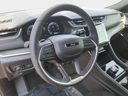 Used 2025 Jeep Grand Cherokee Laredo X w/ Luxury Tech Group I RWD image 15