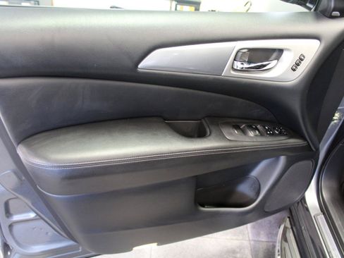 Used 2020 Nissan Pathfinder SL AWD/4WD image 18