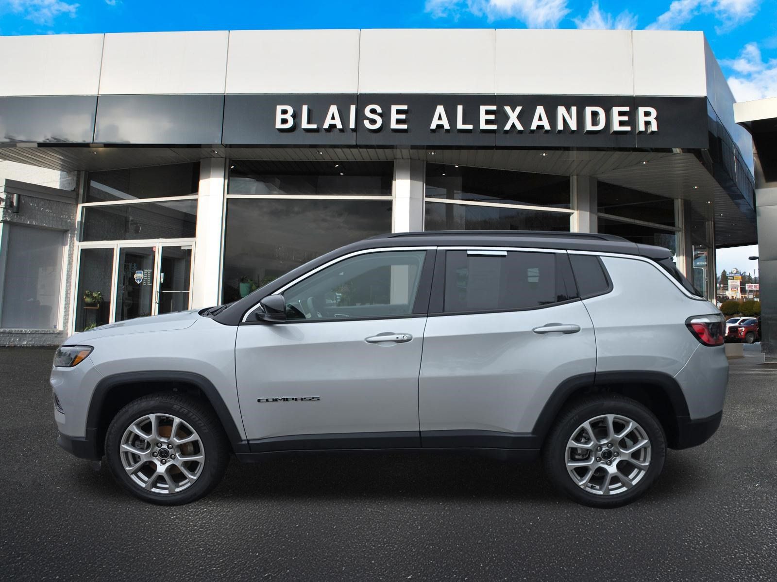 Used 2025 Jeep Compass Limited AWD/4WD image 7