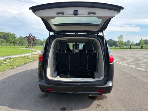 Used 2022 Chrysler Voyager LX FWD image 8