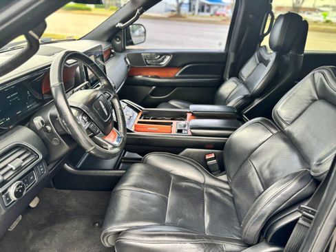 Used 2018 Lincoln Navigator Select w/ Technology Package AWD/4WD image 11