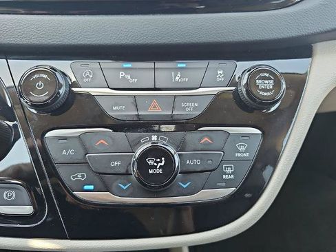 Used 2024 Chrysler Pacifica Touring-L FWD image 22
