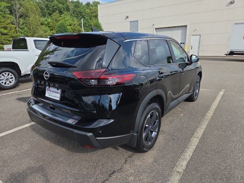 Used 2026 Nissan Rogue SV FWD image 3