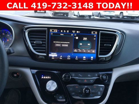 Used 2024 Chrysler Pacifica Touring-L image 21