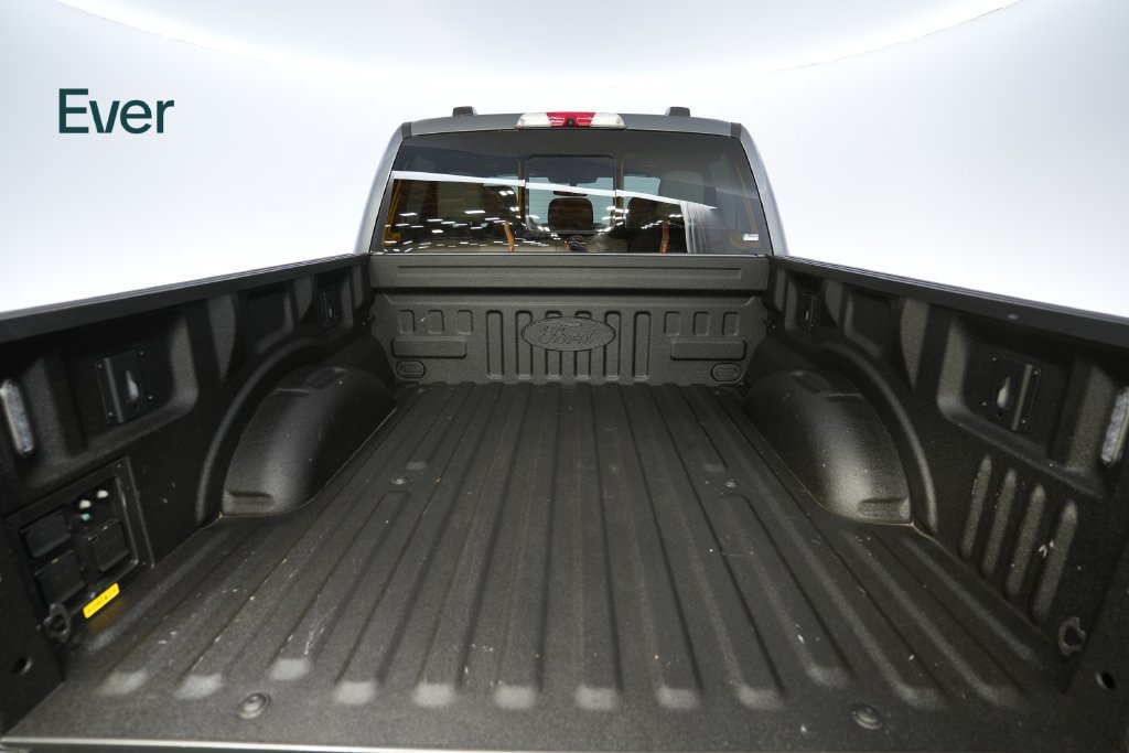 Used 2022 Ford F150 Lightning Platinum AWD/4WD image 8