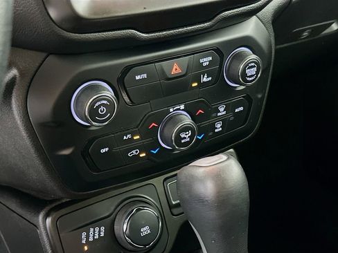 Used 2021 Jeep Renegade Limited image 22