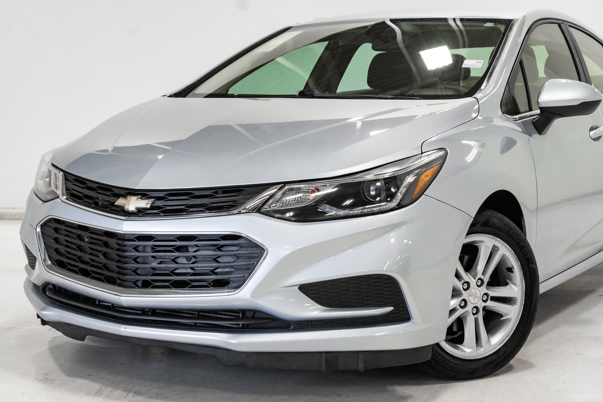 Used 2018 Chevrolet Cruze LT FWD image 2