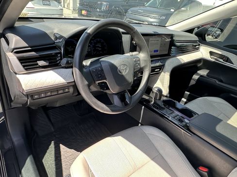 Used 2025 Toyota Camry XLE FWD image 21