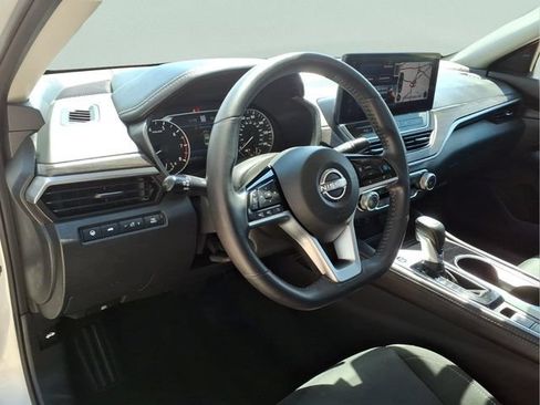 Used 2023 Nissan Altima 2.5 SV w/ SV Premium Package FWD image 13