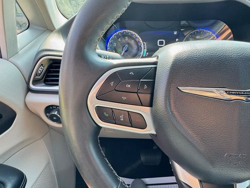 Used 2023 Chrysler Pacifica Touring-L FWD image 81