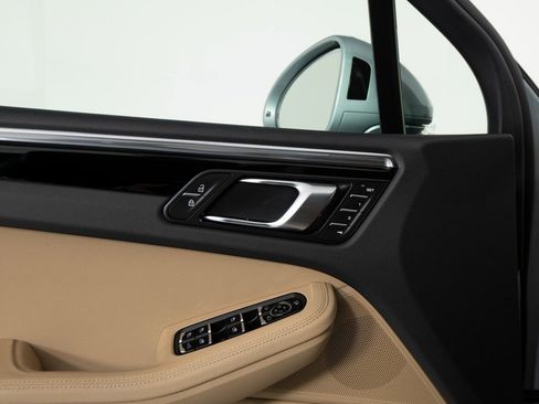 Certified 2025 Porsche Macan image 18