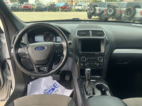 Used 2017 Ford Explorer XLT w/ Equipment Group 202A FWD image 17