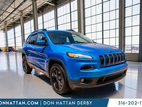 Used 2018 Jeep Cherokee Latitude w/ Altitude Package FWD image 32