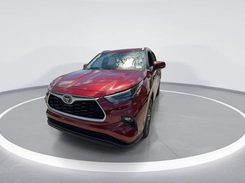 Used 2022 Toyota Highlander XLE FWD image 3