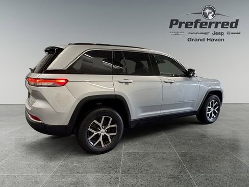 Used 2024 Jeep Grand Cherokee Limited w/ Luxury Tech Group II image 17