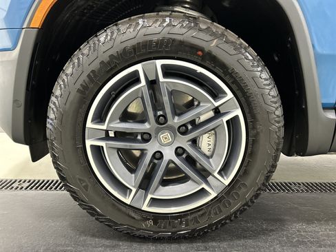 Used 2025 Rivian R1S Adventure Dual AWD/4WD image 9