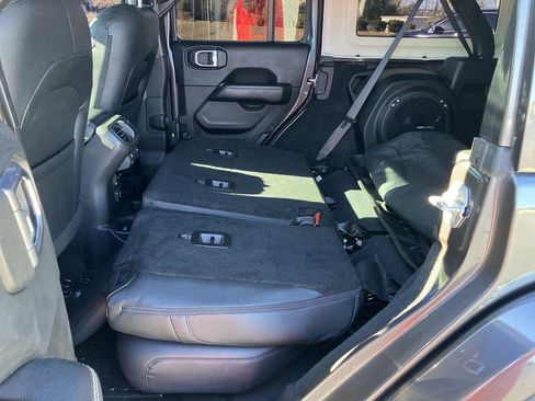 Used 2018 Jeep Wrangler Unlimited Sahara image 26