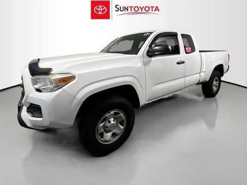 Used 2018 Toyota Tacoma SR image 9