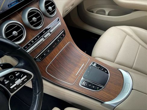 Used 2022 Mercedes-Benz GLC 300 4MATIC w/ Multimedia Package Lite image 18