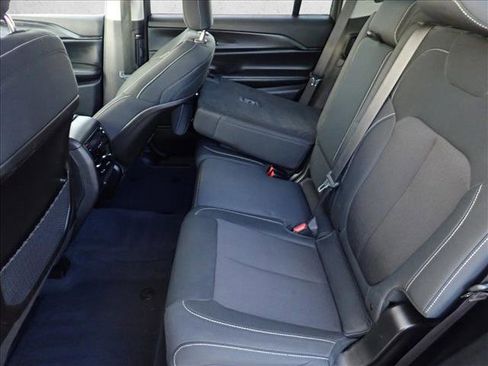 Used 2023 Jeep Grand Cherokee L Laredo image 9