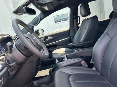 Used 2025 Chrysler Pacifica Select AWD/4WD image 8