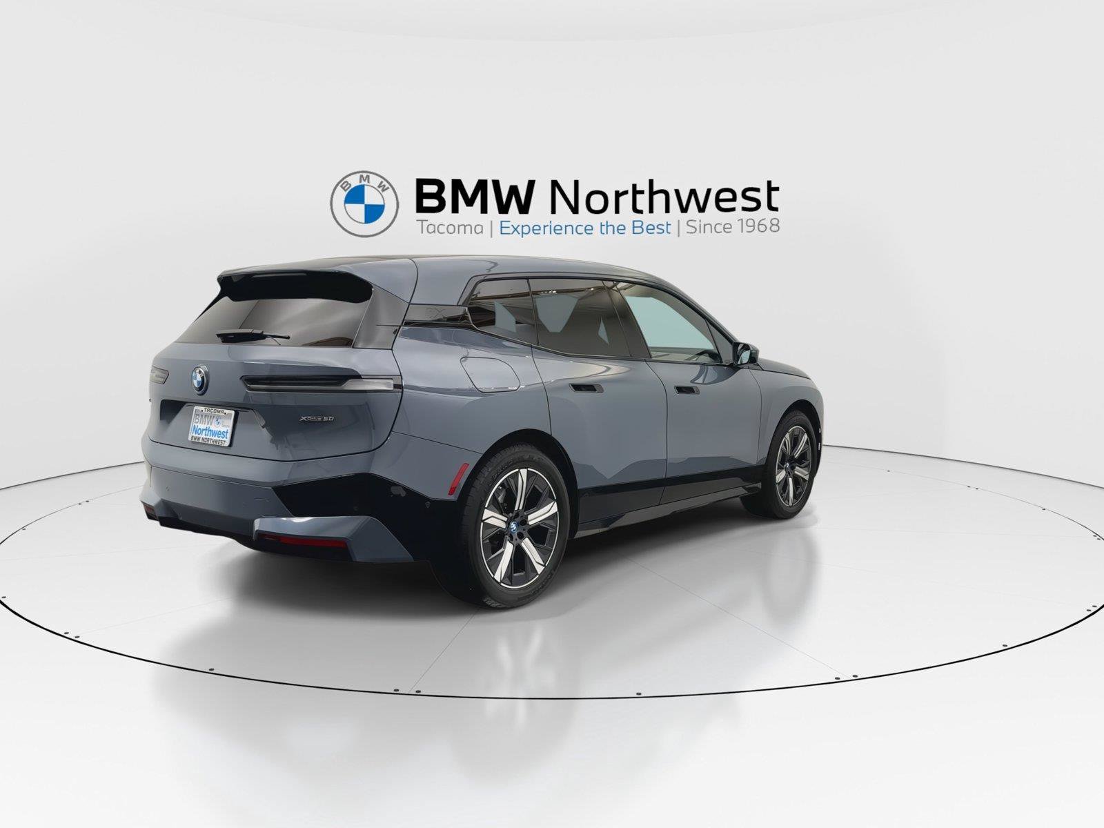 Used 2023 BMW iX xDrive50 w/ Sport Package AWD/4WD image 3