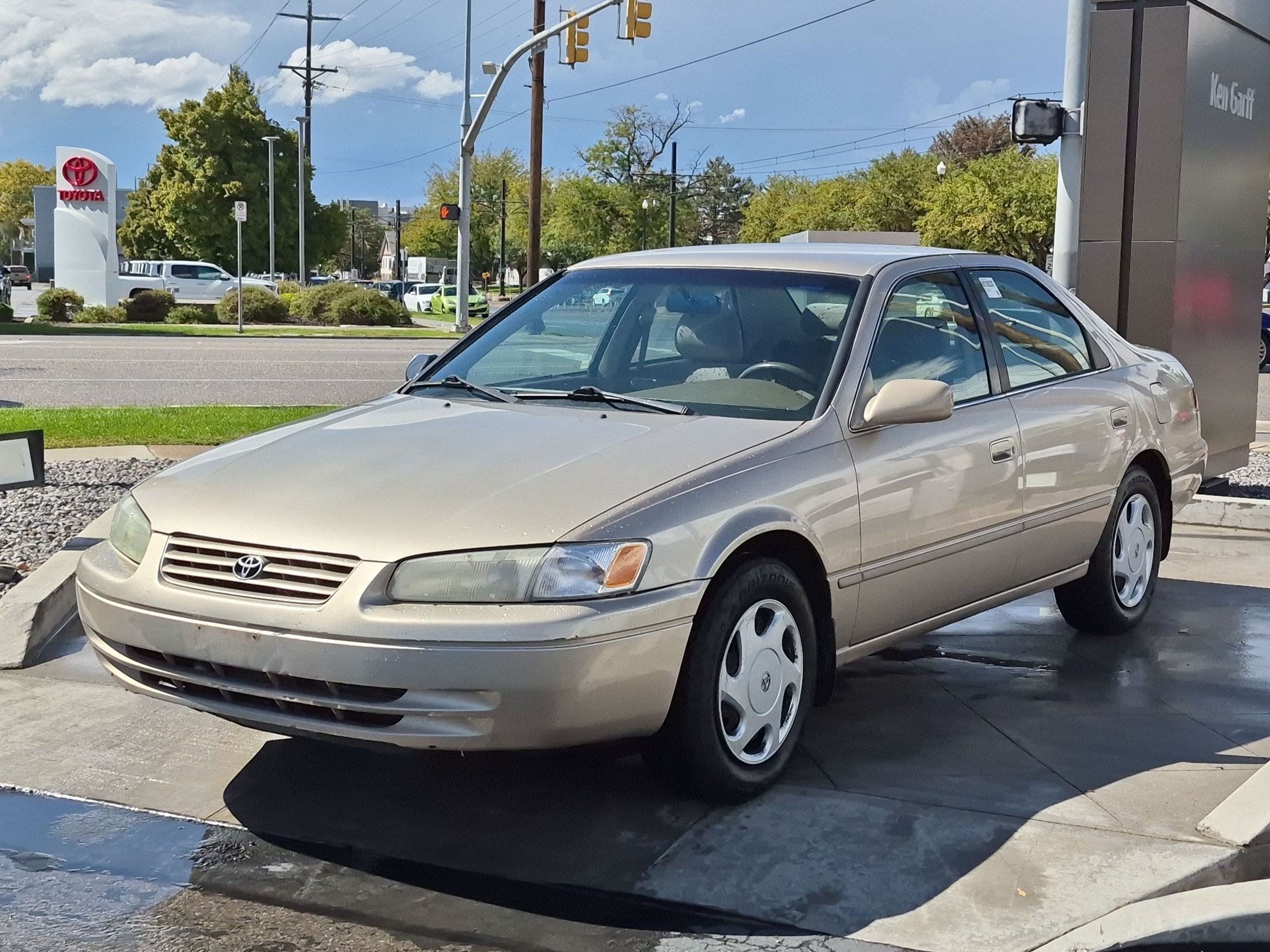 Used 1998 Toyota Camry LE FWD image 10