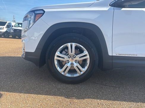 Used 2024 GMC Terrain SLE image 7